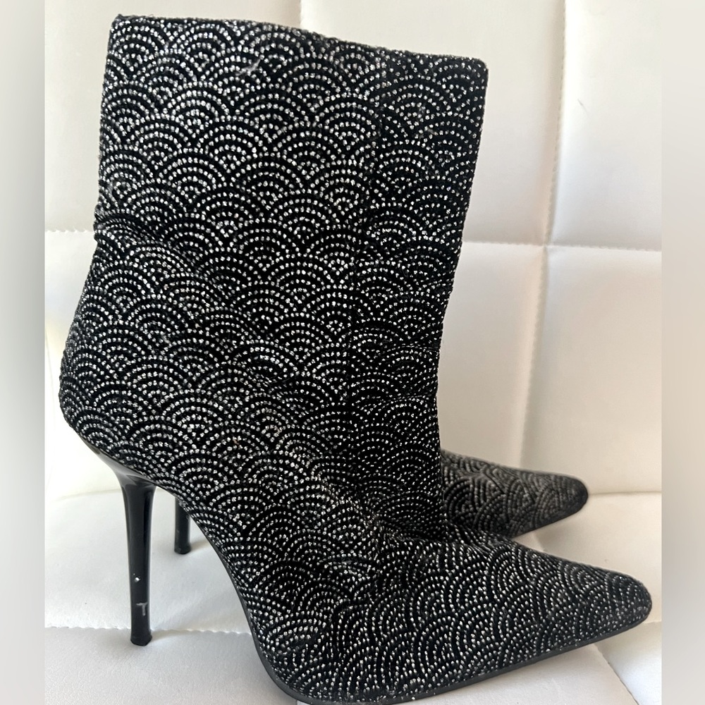 Paolina vintage shiny silver black 4” stiletto ankle boots. Size US 6.5